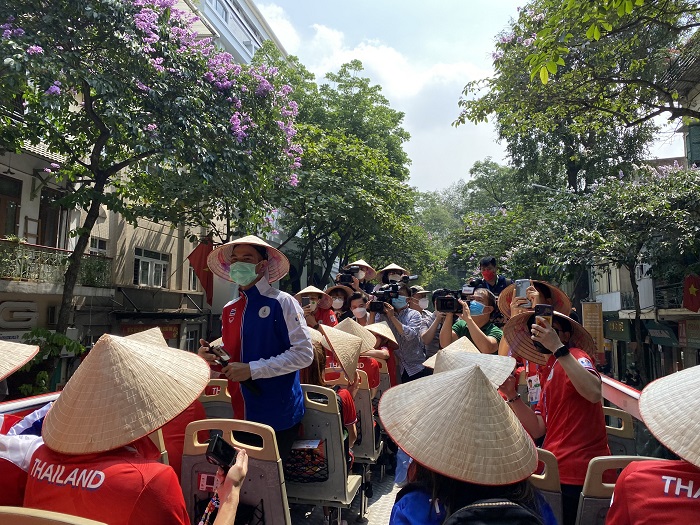Các đoàn khách là vận động viên, huấn luyện viên các nước trải nghiệm xe buýt 2 tầng ngắm phố phường Hà Nội